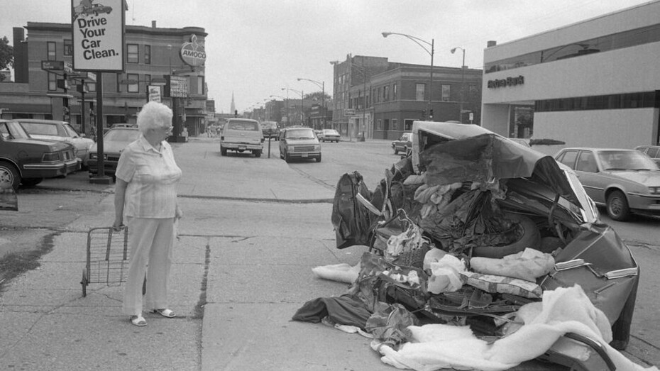 Mark Steinmetz, Chicago, drive your car clean, 1989. Courtesy of Stephen Daiter Gallery