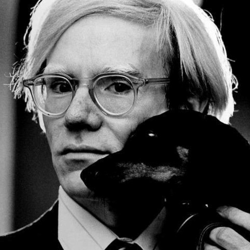 Andy Warhol con il suo bassotto Archie, scatto di Jack Mitchell, 1973