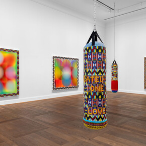 Jeffrey Gibson, This is dedicated to the one I love, vue de l'exposition. Avec l'aimable autorisation de Hauser & Wirth