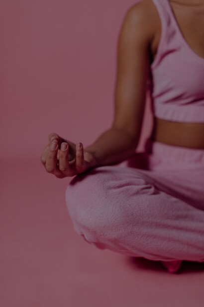 Mulher meditando sentada