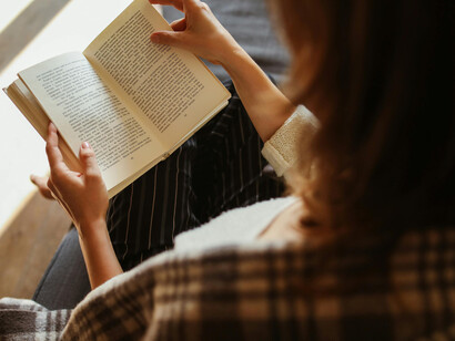 Professora de literatura estuda obra sobre a biografia de mulheres ativistas no Brasil