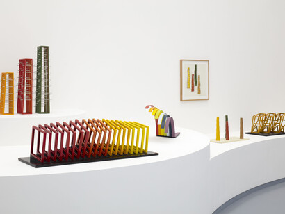 Ángela Gurría y Helen Escobedo, Pensar lo escultórico, habitar lo público, vista de exhibición. Cortesía de Proyectos Monclova