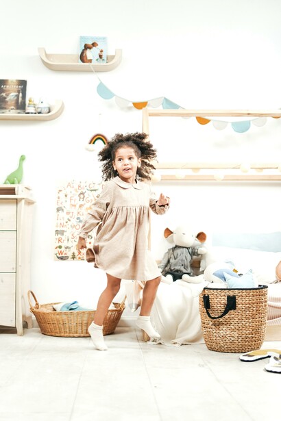 Menina brincando na infância