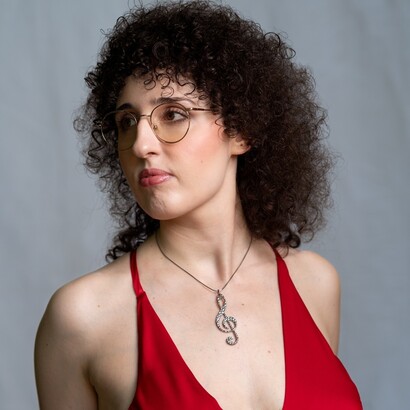 Il suo stile musicale nasce dall’ascolto precoce del jazz e si sviluppa come sintesi personale tra tradizione e sperimentazione