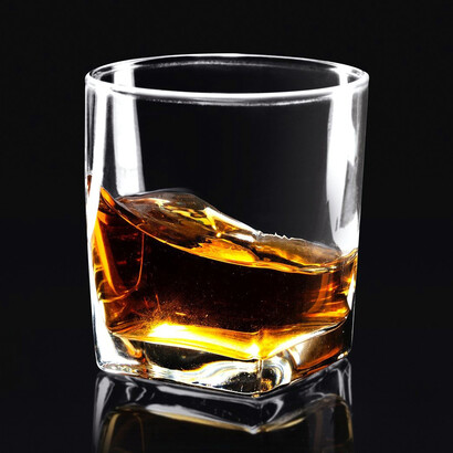 Una botella de whisky, miradas sobre los vasos, unas palabras…