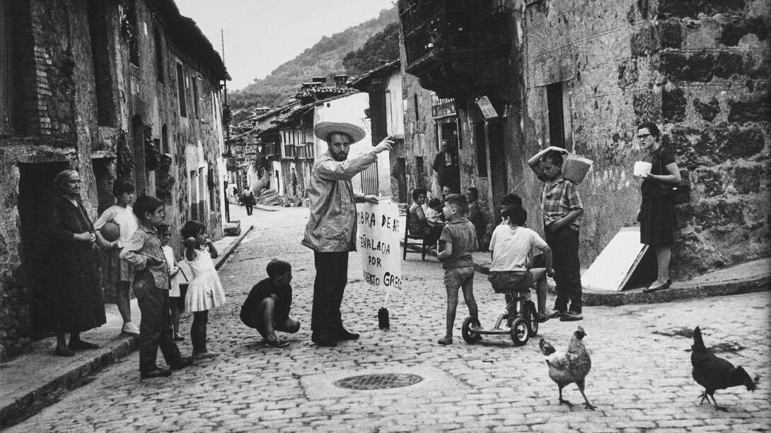 Montserrat Santamaría, Live act by Alberto Greco in Piedralaves, 1963. Collection / Archive Galería del Infinito © Montserrat Santamaría © Courtesy of Alberto Greco's estate