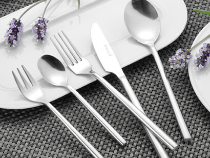 Servicio de cubiertos listos para el almuerzo