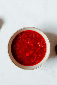 El borsch es un plato típico de origen ucraniano, caracterizado por su intenso tono rojizo