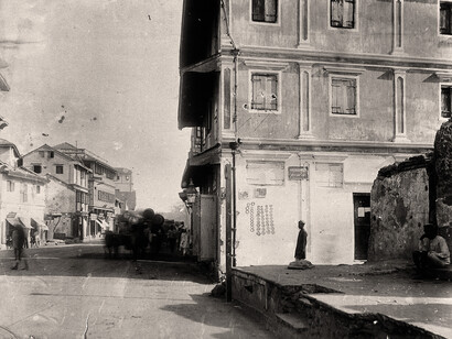 Una casa infectada por la peste en Mumbai; los círculos tachados en la pared indican el número de fallecidos