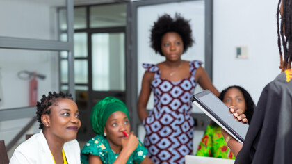 Colegas de trabalho horas antes de uma reunião acabar na sexta-feira com roupas confortáveis para uma confraternização