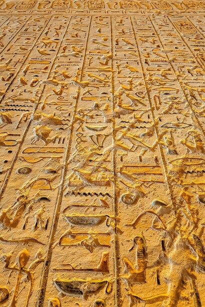 La escritura jeroglífica es considerada una de las formas de escritura más antiguas del mundo, junto con la escritura cuneiforme de la Mesopotamia antigua