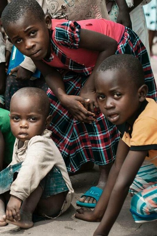 Children gather together in a slum