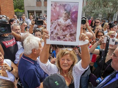 Milano. La foto mostrata dalla nonna ai funerali della piccola Diana Pifferi morta tragicamente di stenti per essere stata lasciata sola in casa dalla madre Alessia Pifferi