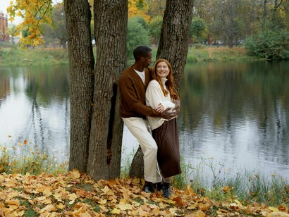 Caminharam juntos, no mesmo ritmo, por menos de 10 metros, até que ela esbarrou numa pedra solta, e ele, num gesto cavalheiresco, segurou a mão da moça para impedir que caísse




