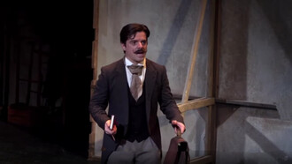 Una scena dalla pièce "Edmond" in scena al Théâtre du Palais-Royal 