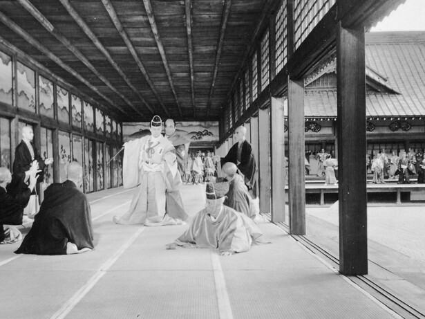 Uma cena de The 47 Ronin, de Kenji Mizoguchi, recupera visualmente o universo dos samurais e os códigos de lealdade do Japão feudal. No artigo, essa tradição ilustra como a honra e o dever podem se sobrepor à felicidade individual. A história dos guerreiros permite discutir os limites entre fidelidade, sacrifício e obediência. A trajetória dos samurais sintetiza o conflito entre a necessidade de reparar uma desonra e a aceitação das consequências impostas pelo código de lealdade