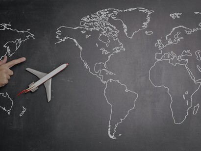 O monolinguismo em organizações internacionais ameaça a democracia nas relações globais, limitando o acesso à informação e participação