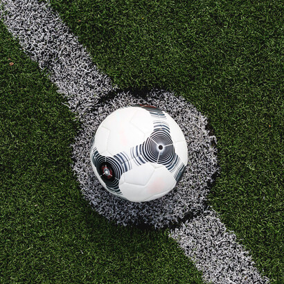 Bola de futebol. Se o debate fosse “conseguiria uma equipa da América do Sul ganhar o europeu de futebol”, a resposta seria fácil e o debate de simples resolução