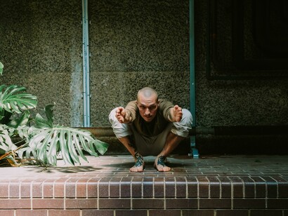 Quando pratichiamo yoga ci alleniamo ad entrare in contatto con noi stessi portando l'attenzione al respiro e al nostro interno 