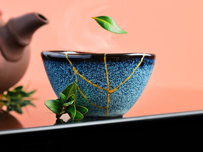 Esta antigua técnica japonesa repara lo roto no para disimular el daño, sino para honrarlo, evidenciando que la fragilidad también es una forma de fuerza