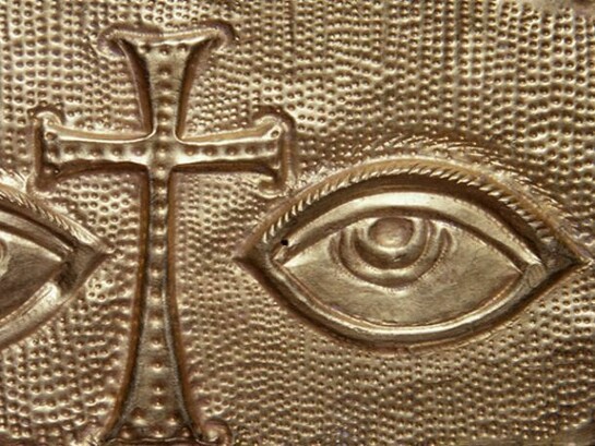 Placca votiva con croce a bracci espansi fra due occhi, VI-VII secolo, incisione e lavorazione a sbalzo, Città del Vaticano, Fabbrica di San Pietro ©Fabbrica di San Pietro in Vaticano