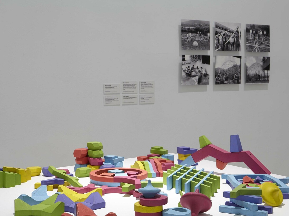 Vista de sala/gallery view de la exposición Playgrounds. Reinventar la plaza (imagen 3)