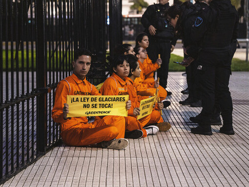 Cada manifestación por los glaciares es también una denuncia contra la exclusión democrática y una afirmación del derecho del pueblo a ser escuchado. Fotografía: Pepe Mateos / Greenpeace