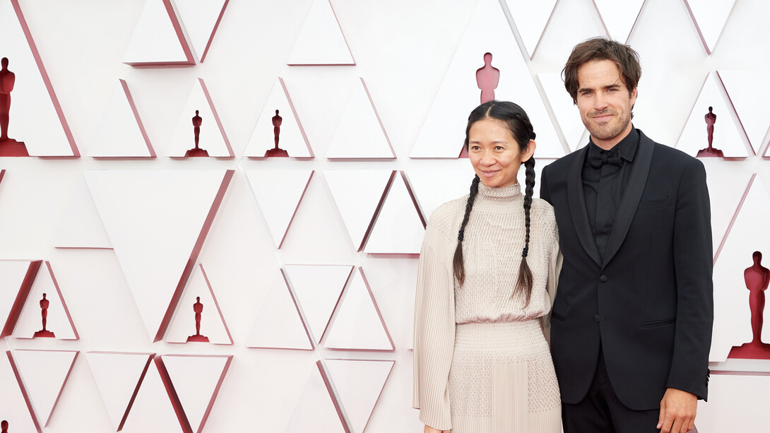 Chloé Zhao, directora de «Nomadland», junto al director de fotografía de la cinta Joshua James Richards a su llegada a la alfombra roja de la Union Station. Foto: Matt Petit / AMPAS