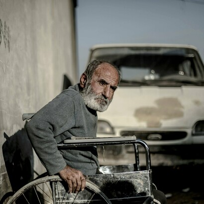 Otros elementos, como la discriminación racial, la xenofobia y el capacitismo, se entrecruzan con la distinción de clase al momento de promover la exclusión