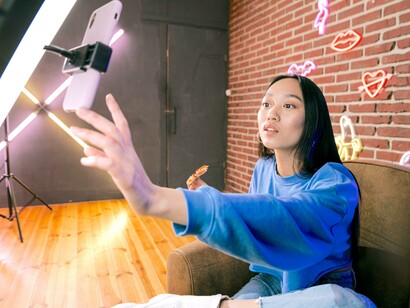 Jovem responde comentários em video ao vivo