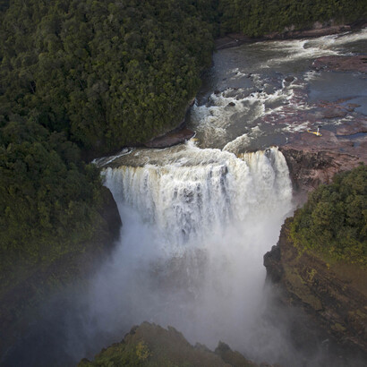 Salto Eutobarimá desde el aire, «el Gran Salto» del Rio Caroní que vieron Joan Mundo i Freixas y Félix Cardona i Puig. Archivo Charles Brewer-Carías