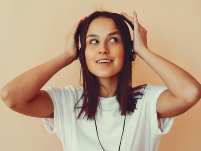 Diferentes estilos musicales pueden inducir estados emocionales específicos, desde la relajación profunda hasta el aumento de la energía y la motivación