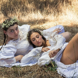 La blancura, símbolo de la virginidad, se convierte en una imagen asfixiante que refuerza la pureza impuesta, la castidad como un bien de consumo