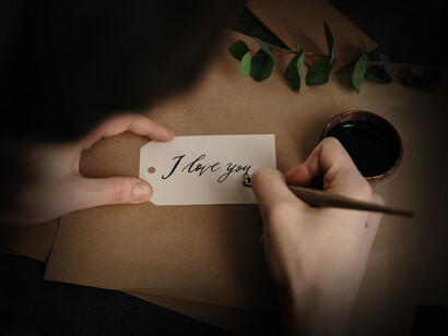 La memoria por ejemplo está sometida a continuas reescrituras y el pasado en pocas palabras es la memoria que conservamos de éste