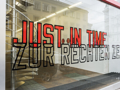 Lawrence Weiner. Courtesy of Galerie Hubert Winter