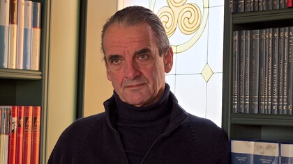 Mario Conde en su biblioteca personal