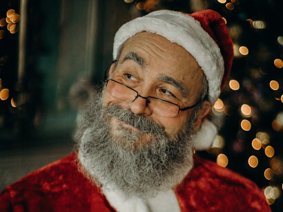Pai e avô brinca de se vestir de papai noel pela primeira vez