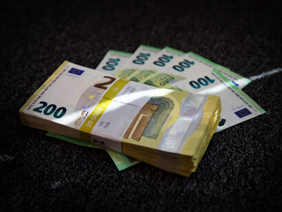 Un fajo de billetes de 200 euros encima de unos cuentas de 100