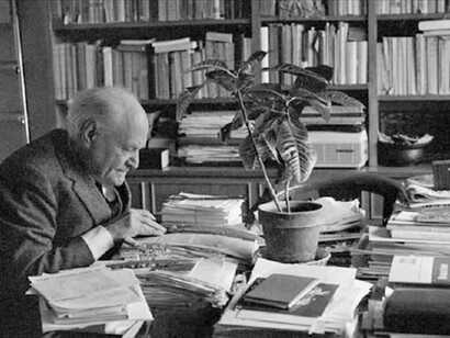 Giuseppe Ungaretti nel suo studio