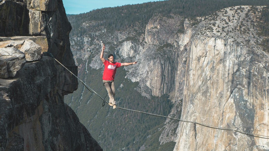 Marcher sur le fil, entre ciel et terre : habiter l’incertitude avec équilibre, lucidité et attention, dans un monde en constante transformation