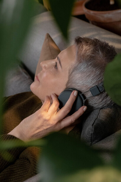 Donna ascolta la voce che proviene dalle cuffie: l’ascolto attivo coinvolge tutta una serie di aspetti psicologici