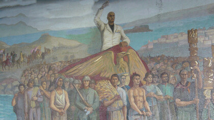 Retrato de Benito Mussolini en un mosaico de Michele Cascella. Estación Messina Marittima (1938). O ressurgimento do fascismo no século XXI: autocracias emergentes e o perigo da nostalgia pela violência. Uma reflexão sobre os tempos sombrios