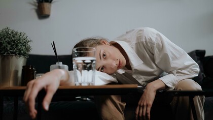 Somos cientes que um mundo menos favorável nos deixa mais cansados, sem amigos, com decisões a tomar e pouca estrutura para amparar essas decisões. Batalhas constantes cansa o guerreiro! Estamos num “Mundo Bani” que  em parte se conceitua com sua fragilidade e não linearidade. Isso posto a fragilidade é tamanha que arranjamos jeitos de dizer que está tudo bem, como se isso pudesse se dar cem por cento do tempo de fora para dentro. Amigos virtuais, contatos com gente que nunca esteve perto, a solidariedade com causas distantes fazendo de anteparo o ego que em nossa neurose mais absurda nos salva de uma real apreciação. Somos hoje mais performáticos que dramáticos