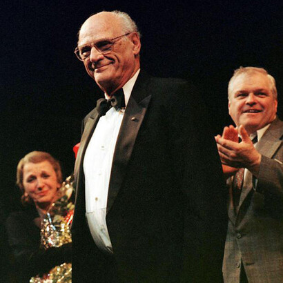 Arthur Miller recogiendo uno de los muchos galardones que obtuvo en su carrera