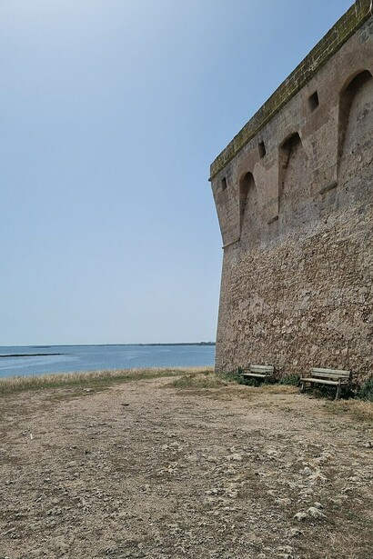 La zona intorno alla Torre Guaceto offre spettacolari spiagge incontaminate e sentieri naturali, ideali per chi cerca un'esperienza di immersione nella natura mediterranea, Puglia
