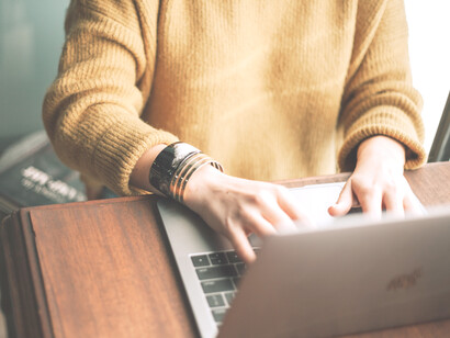 Mujer escribiendo en la computadora