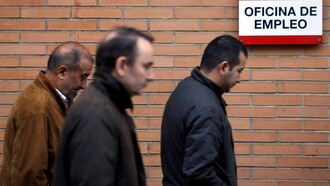 Parados esperando a la puerta de una oficina de empleo