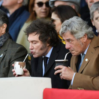 Mientras construye una ficción autocomplaciente, entrega soberanía y desmantela instituciones con total impunidad