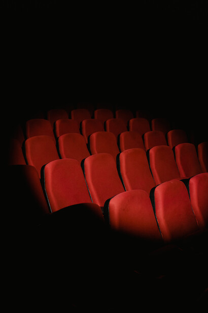 Abel Tyveet. Le scénariste qu'il est devenu montre ses dents à chaque représentation de ses films, enrayé comme un disque 33 tours sur une platine en or ou en argent