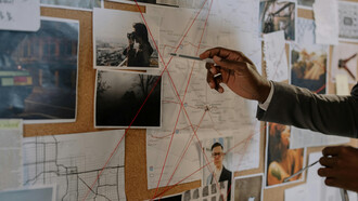 Comme une enquête sans fin, la recherche de la continuité entre les différentes strates de la nature – du physique au biologique, du psychique au social – demeure une énigme que ni la science ni la philosophie ne parviennent à élucider totalement